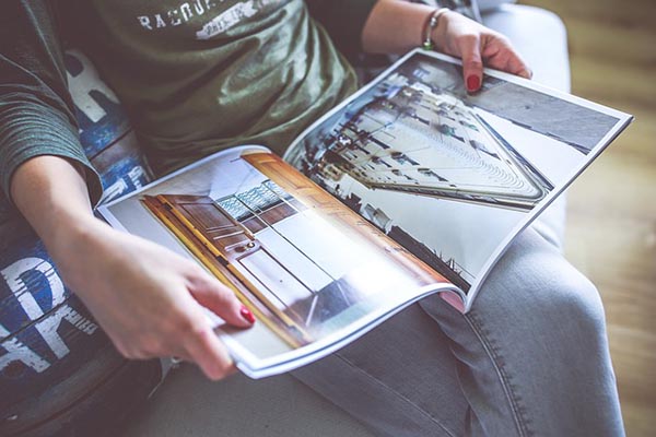 雑誌を見ている女性