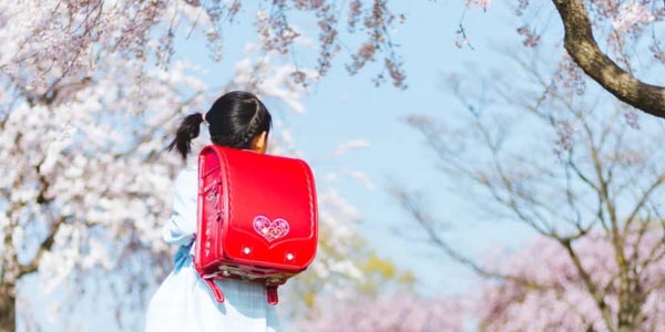 赤いランドセルを背負った女の子