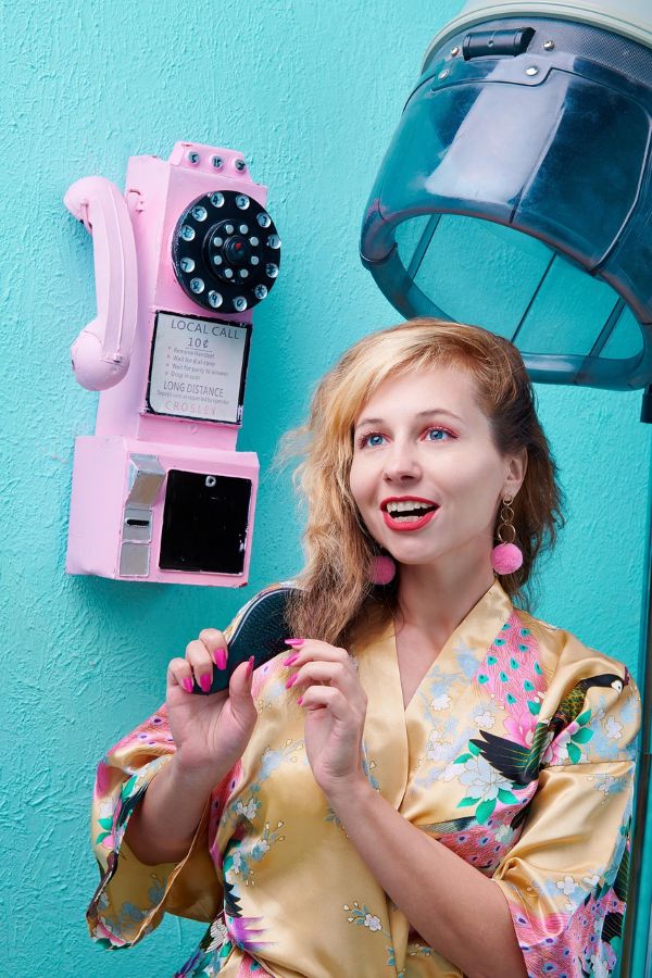 ピンク電話女性